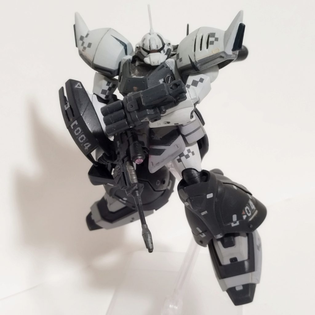 大型シールド下には三連装ガトリングを装備しています。