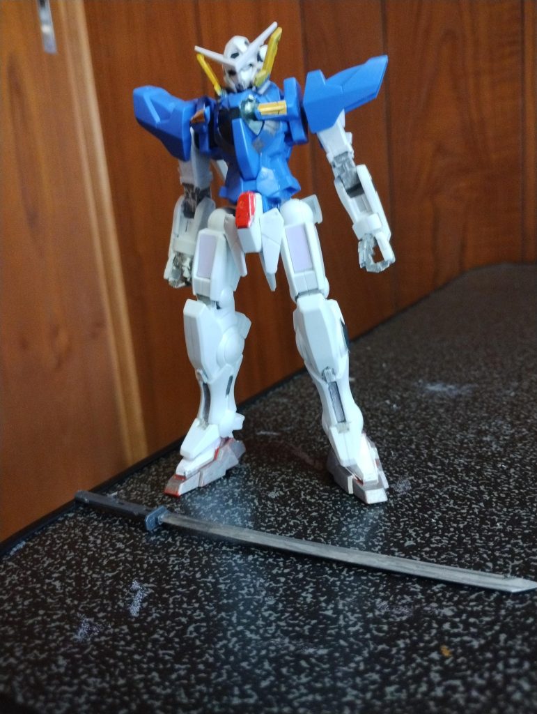 追加した武器は刀のみ。パーツの置き換えは胸のクラビカルアンテナをアメイジングエクシアのものに置き換えて腰フロントアーマーを削ってエアリアルのものを組み込んだのみ。腕の可動に干渉したGNケーブルは撤去したので粒子制御効率は落ちてるかも…