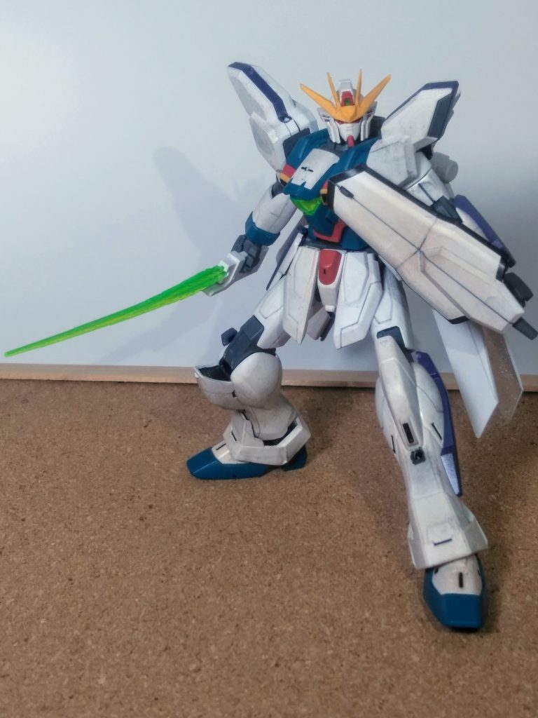 ハイ!何時も通りにサーベル抜刀❗😁でも、此方はビーム ソード とイウ事です!しかも大型!! 😆👍✨因みに「サテライトキャノン」の砲身尾部に収納されてます。一本だけだけど 😟「ガンダム W 」よりはマシだけどヤッパリ大味な武装が多い気がする 😣