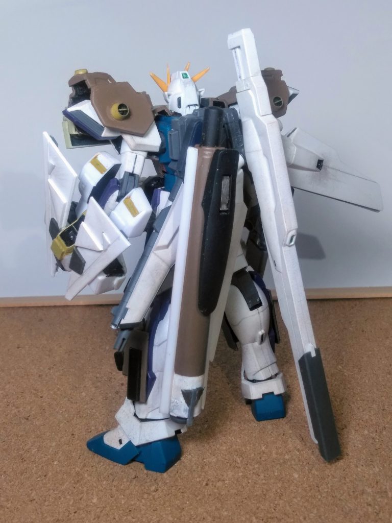 背部には大口径滑空砲を備えます 😚何時も通りに「えすでぃーぢーず」を実行でマジックペンから精製です 😤💨なので不恰好でもお許しを 🤣🤣🤣そして『長モノ武装絶対信者』の為の布教活動も完了ですね❗ 👍😆🎶🎶🎶