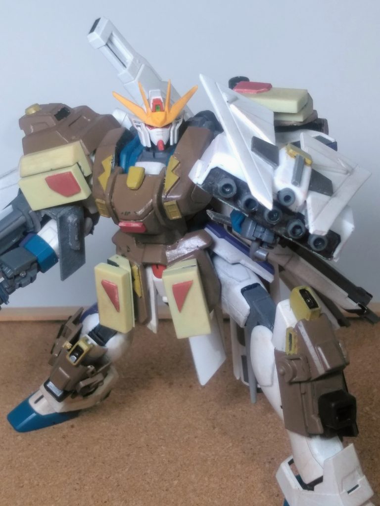 左手側には 5 連装ビーム砲を内蔵したシールドを装着です 😤💨💨簡易ハモニカ砲ミタイナ感じですね 😊う~ん・・・コイツ・・・燃費悪いナ・・・ 😝