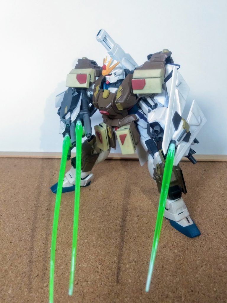 両手が塞がって居ては接近戦では命トリ 😨💦💦事前対策でビーム サーベルを発振出来る様にしときます 😃✌️