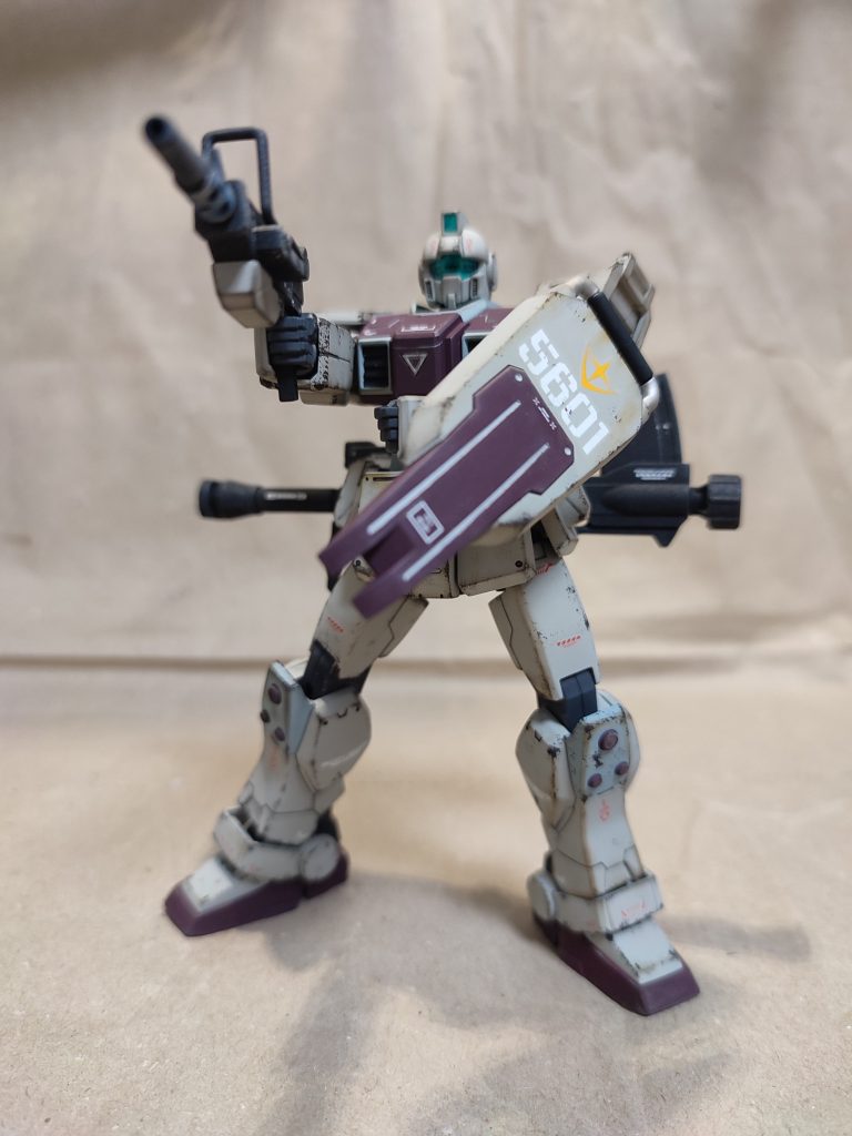 武器類は、黒サフの上からガンメタを低圧で軽く吹きメタリック感を出しています。角や凸部分にタミヤ　ウェザリングマスター(スノー)でハイライト。全体的にスポンジチッピングを入れてウェザリングマスター(赤サビ)で軽めに汚し。最後に水性つや消しクリアでコーティング。