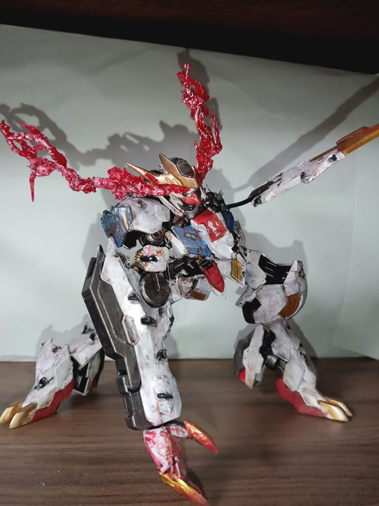 赤いオーラはクリアレッド⇛ホワイト⇛最後はファインシルバーを擦って立体感をなかなか迫力は出たと思います