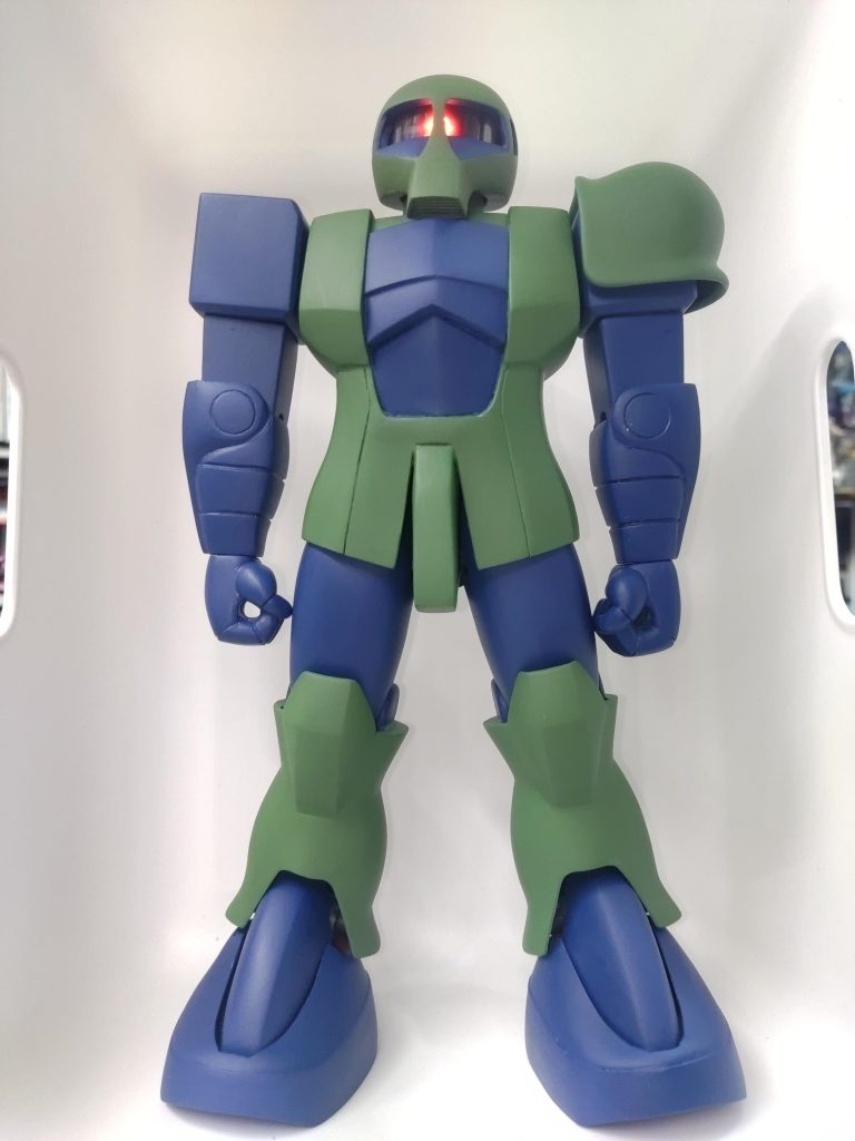 正面から頭部、胴部、太股巾詰めモノアイ点灯します。いつもの筆塗りつや消しスプレー仕上げです。プラサフは使用してません。