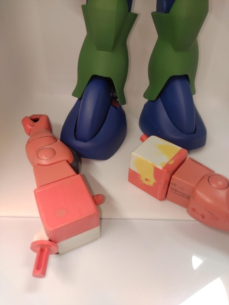 肩はニコイチ(もったいないので)ではなく、半分プラ板にて制作(正面は別機体より)