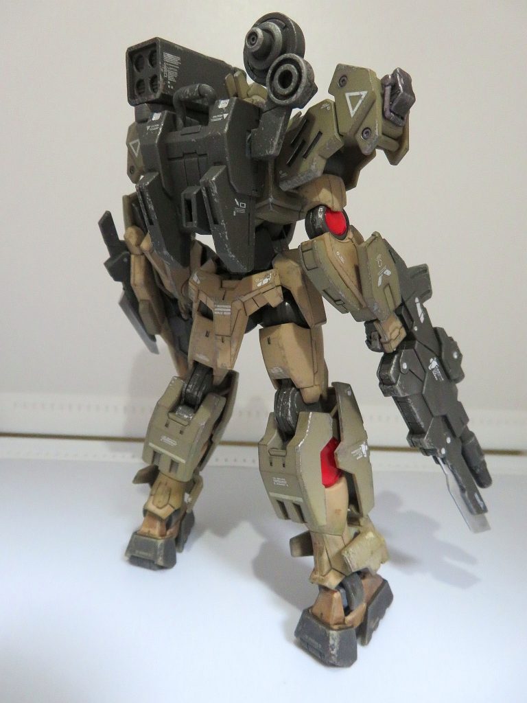 私は、元となったガンダムダブルオーコマンドクアンタが登場するガンダムブレイカーバトローグを知らないのですが、この機体デザインを初めて見たとき一目惚れしてしまいまして、それのデザートカラーなんてめちゃくちゃカッコいいし絶対に買うしかない！と思い、通販で何とかゲットすることができました。