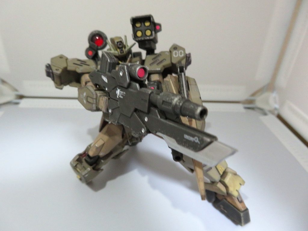 今回はウェザリングを特に頑張ってみました。膝から下は、下に行くほど砂汚れを強くしています。 使用した道具はウェザリングマスターAセット（サンド）リアルタッチマーカー ブラウン1ミスターホビーマーカー ガンメタルヌーベルカレーパステル ブラック 最初につや消しを吹きます。全体的にヌーベルカレーパステルを筆に付着させてエッジに乗せていきます。その後、さらに全体にミスターホビーマーカーの塗料をメラミンスポンジに乗せてチッピングします。両脚部をリアルタッチマーカーとウェザリングマスターを使用して、下に行くほど汚れを強めていく感じで汚していきます。