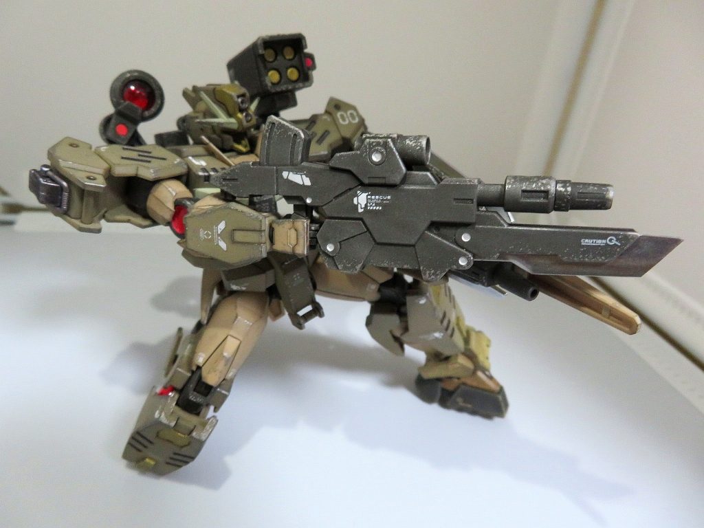 各所にディテールアップパーツを貼り付けています。今回はたまたま再販で手に入った、ビルダーズパーツHD MSディテール01を使用しました。フック状のパーツ、欲しかったんですよね( ´ー`)