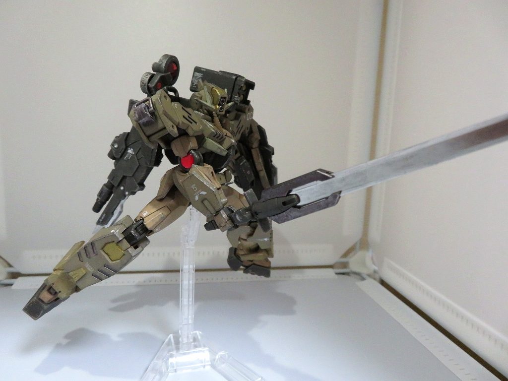 武器も豊富に付属しているので、プレイバリューが高いです。あと、HG ダブルオークアンタの頭部パーツが丸々余るので、デザートカラーのクアンタの頭部を組むことができます。武器類の刃は、メタリック塗装しています。