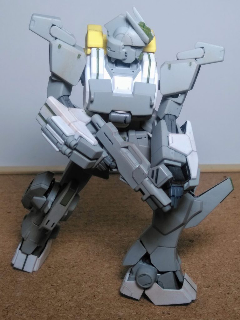 この『Ez-SR』と いうキット 🧐３種の機体をコンパチする仕様と成っております 😩⤵️⤵️この子がメイン機体と思われますので不足パーツを付け足して、今回のハコビと相成りました 😤💨コレぞアタッカーだっ❗❗と イウ出で立ちが堪らない 🤤💦🌊🏄‍♀️💦 ショートバレル仕様のビームライフル を装備です 🤭