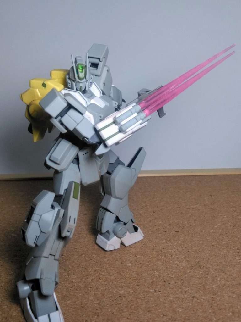 それでは 何時も通りにビーム サーべル 抜刀でもシトキましょうか 😁本来は取り外して使用でしょうがコウイウ仕様が映えますよね 🤩🎵🎵 今回は『長モノ武装絶対信者』の為の布教活動は出来そうに在りません 😔⤵️⤵️