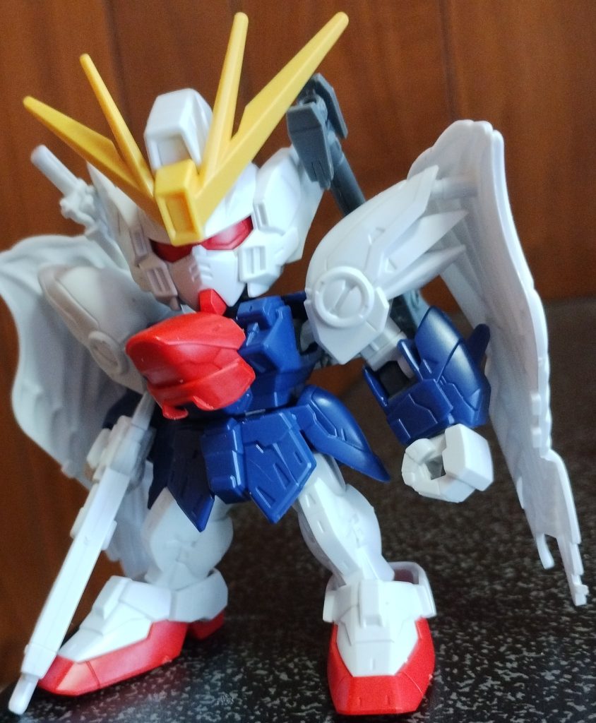 パーツを接続させたところ。胸の赤いパーツはbb戦士サザビーから切り出してきました。