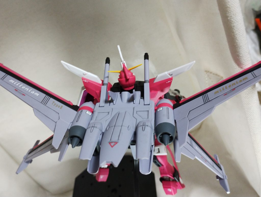 ミレニアムとかコンパスとか、好みでペタペタ貼っています。