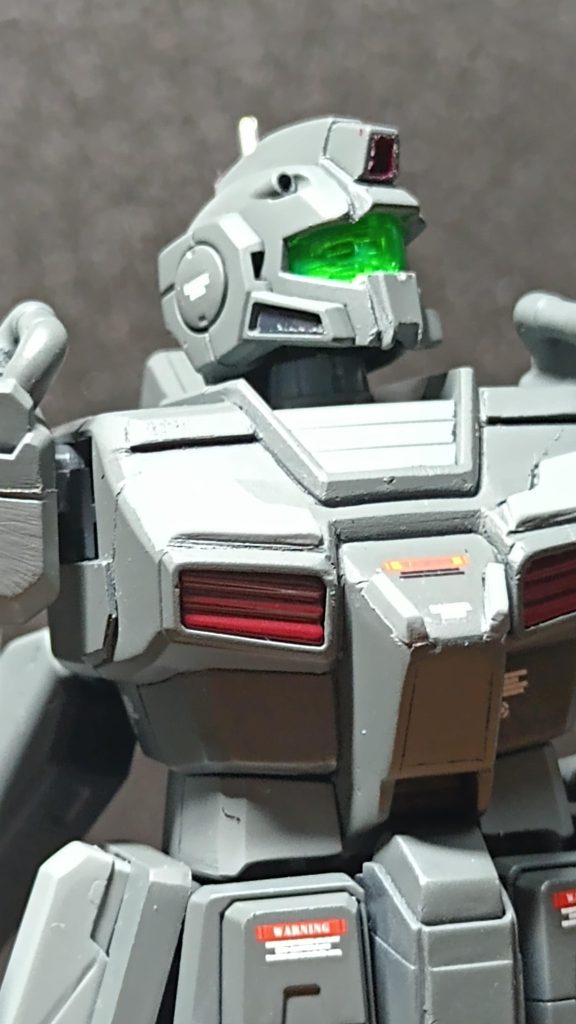 アップにすると荒い仕上げなのが良く分かりますね(zaku-kao4)頭部はまんまジム改ですが、細かいところを掘ったり削ったりして少しシャープな感じにしました。