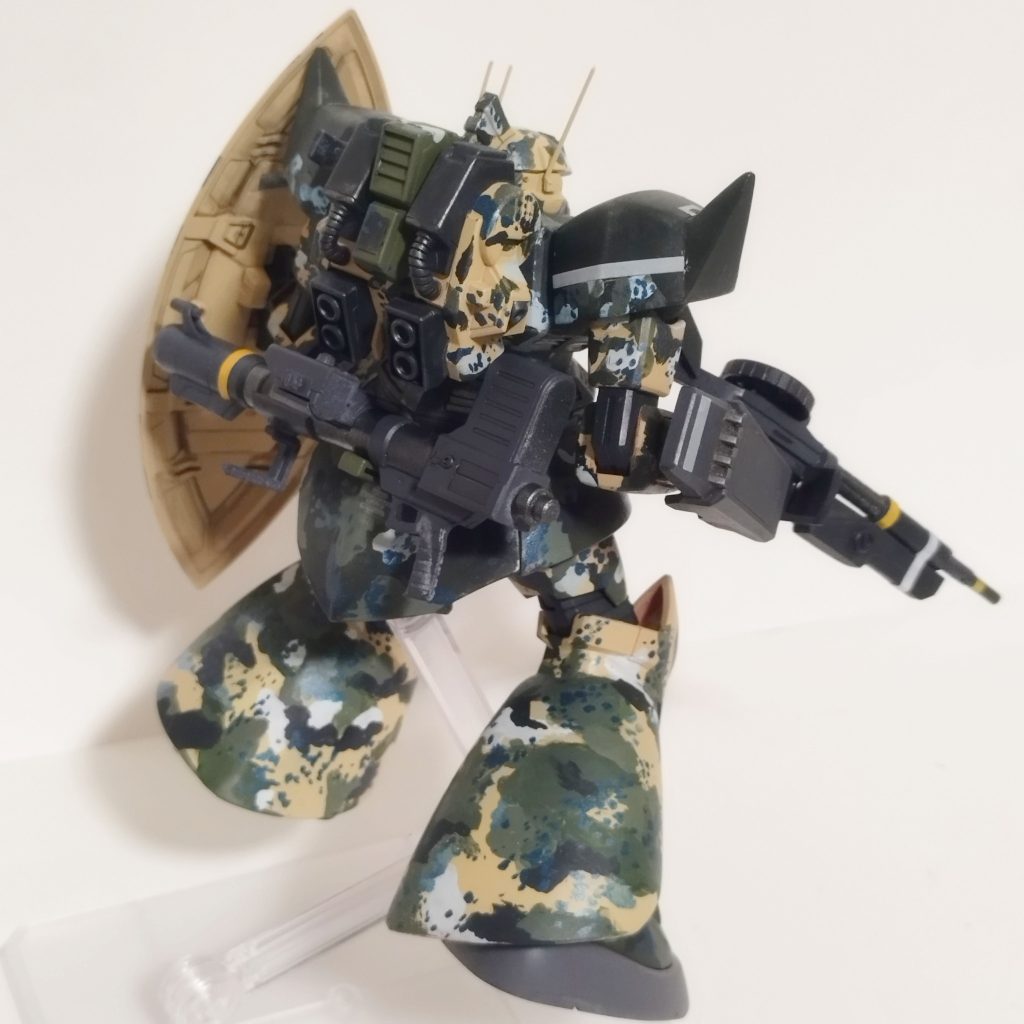 背面はバズーカ持ち手の処理の甘さが露呈します。