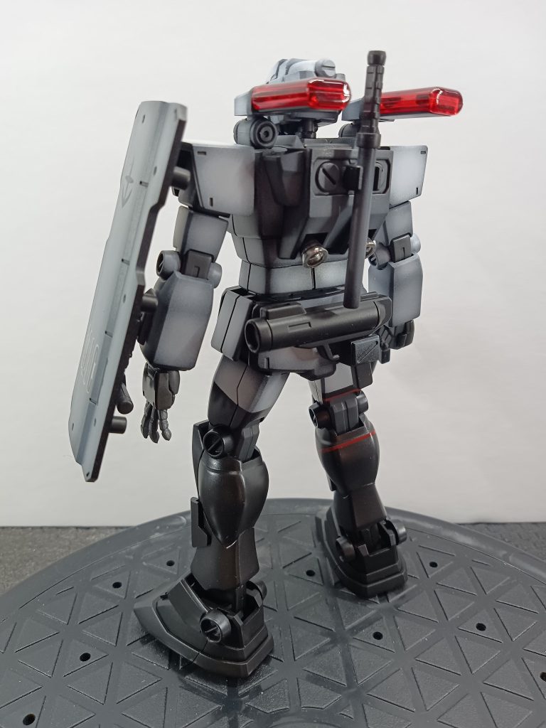 ビームサーベルはオミットされています暴徒抑止の為の警棒 盾 軽火器を装備しています