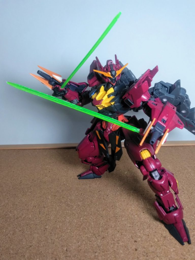 ハイ!何時も通りにサーベル抜刀❗😁公式ではリアスカートに一本装備されているそうです🧐 今回は『エアリアル』のモノをソノママ使用なので二刀流でイケますね 😝 この子のサーベルもやっぱり一本だけなんですね・・・心許ないなぁ 😟⤵️⤵️