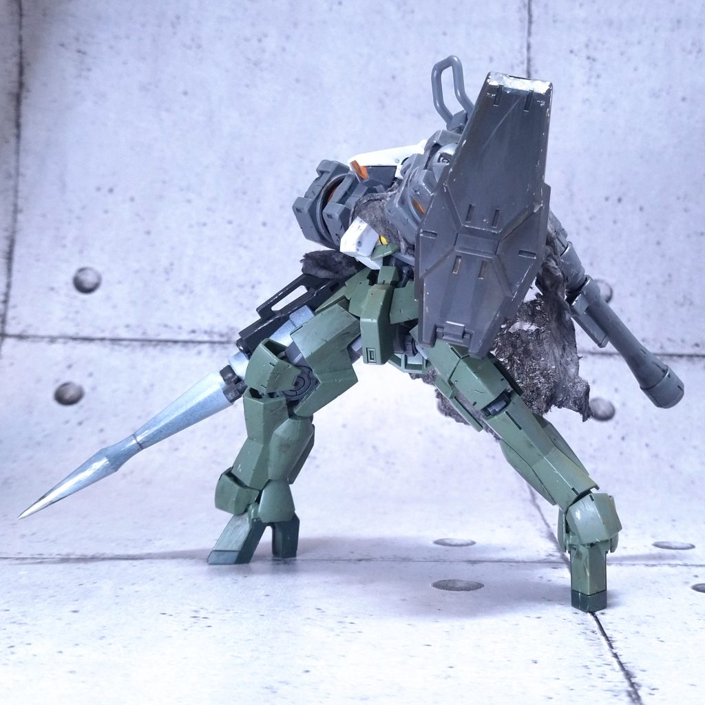 ブックオフで買った組立て済みジャンクの本体に、各種オプションを足してます。暑さのせいで塗装したくない気分だったので、センサーやランスなどごく一部しか塗っていません。トップコートすら無しの超お手軽。