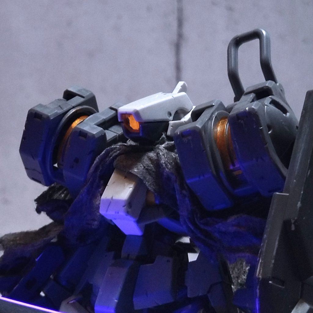 メインセンサーはクリアパーツを貼り、ついでに蛍光オレンジで塗ったので光ります。