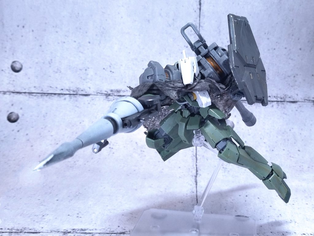 今回の方針は『 ブレイクブレイド』という作品に登場する兵器っぽく仕上げることを目的に、ナイフで物理的に傷つけまくって表現しました。ランスやマントも元ネタを意識してます。