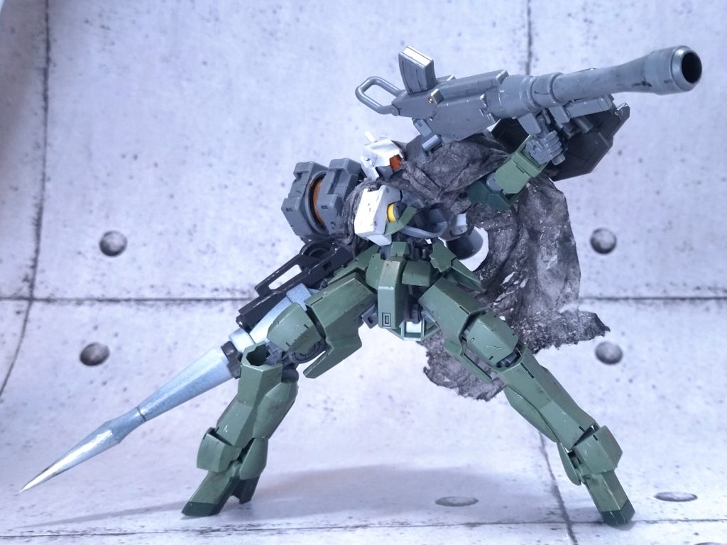 ウェザリングに用いた塗料は、Mr.ウェザリングカラー マルチブラック ガンダムマーカーEXシャインシルバー同ゴールド（ 劣化）などです。陸上系の汚しを持っておらずどうしようと思っていたら、完全に色褪せたガンダムマーカーが役立ってくれました😊