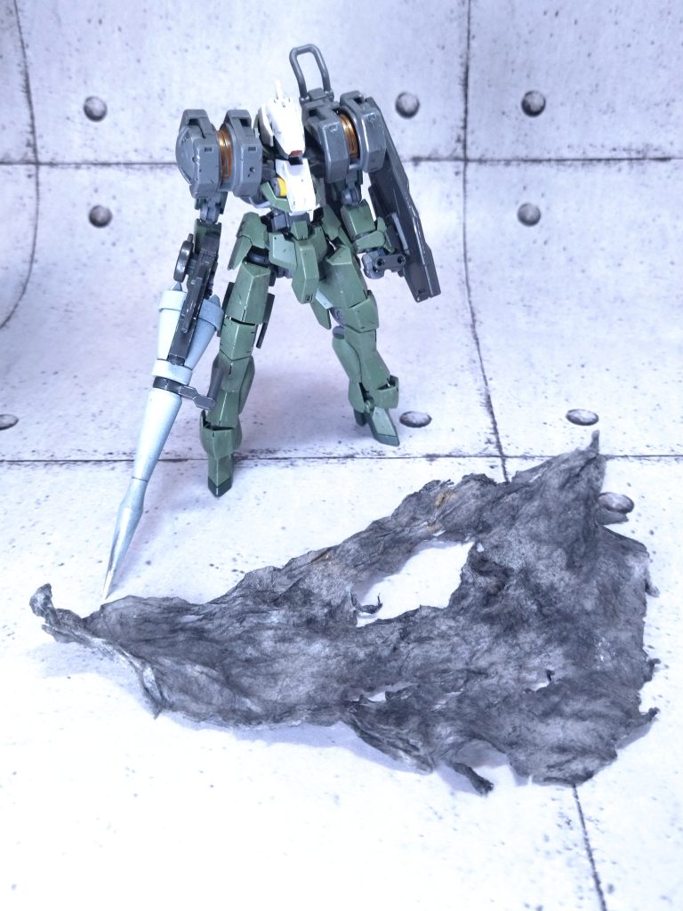 マントはこんな感じです。半円状に切り、角を首に巻いてそれっぽくしてます。多分「 凹」型にした方が良かったかもしれない…