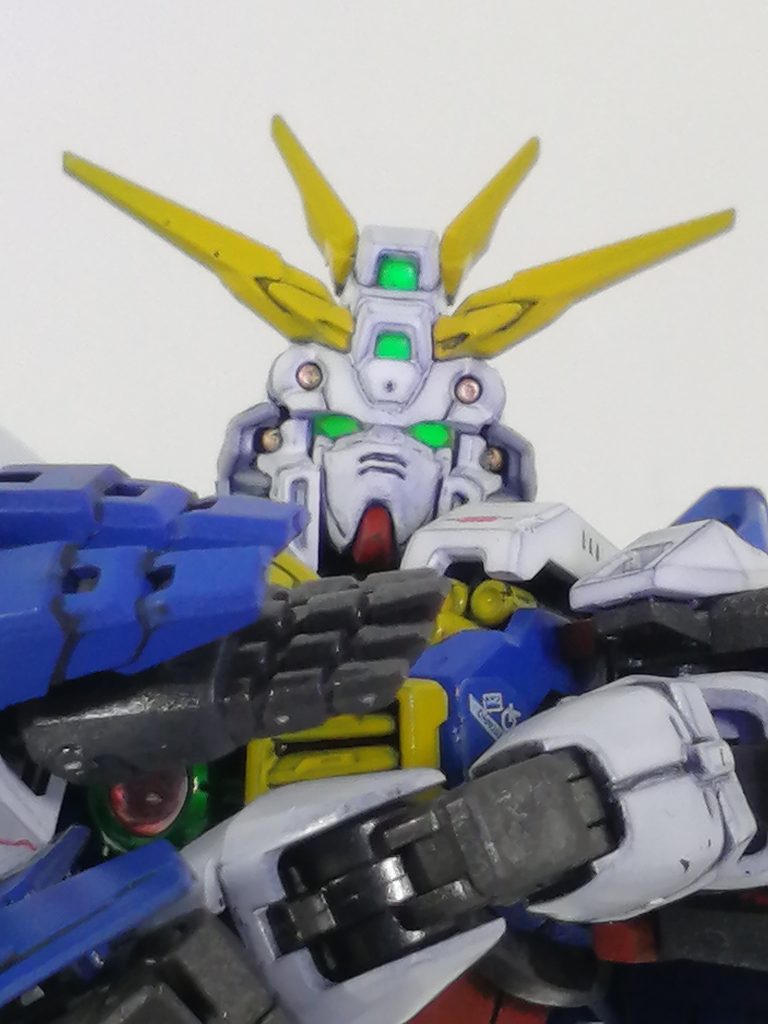 目は蛍光塗料で光らせてます