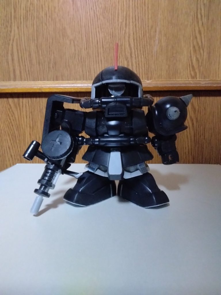 すねパーツについては、股関節をSDフレーム脚部のボールジョイントに付け替えをして、パーツ本体はシルエットブースターのザク用大腿とダブルオーダイバーのGNドライブを組み合わせ、パテでサイズ調整したものを取り付けました。以前製作したBB戦士R型ザクと違って、丸みを帯びた部分なので、形を定めるのに結構頭を悩ませました。