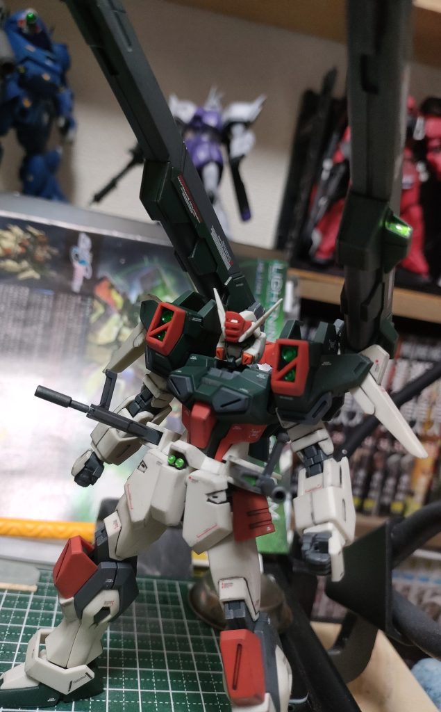 目やライフルのスコープや腹のクリアグリーンの部分はシールを貼って上にレジン塗って終了。簡単でカッコイイ。エナメル塗料のガンメタやシルバーでドライブラシ、デカール貼って艶消しで終了。