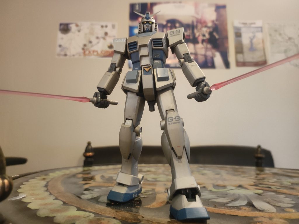 劇場版のドアンの島により、2本のビームサーベルを構えたガンダム。ザクの視点からそれを見るだけで怖い過ぎます。