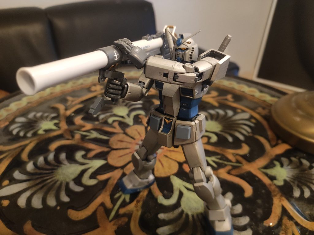 ハイパーバズーカで撃つガンダム。十年以上のキットですが、そんな凄い可動域に驚きます!　