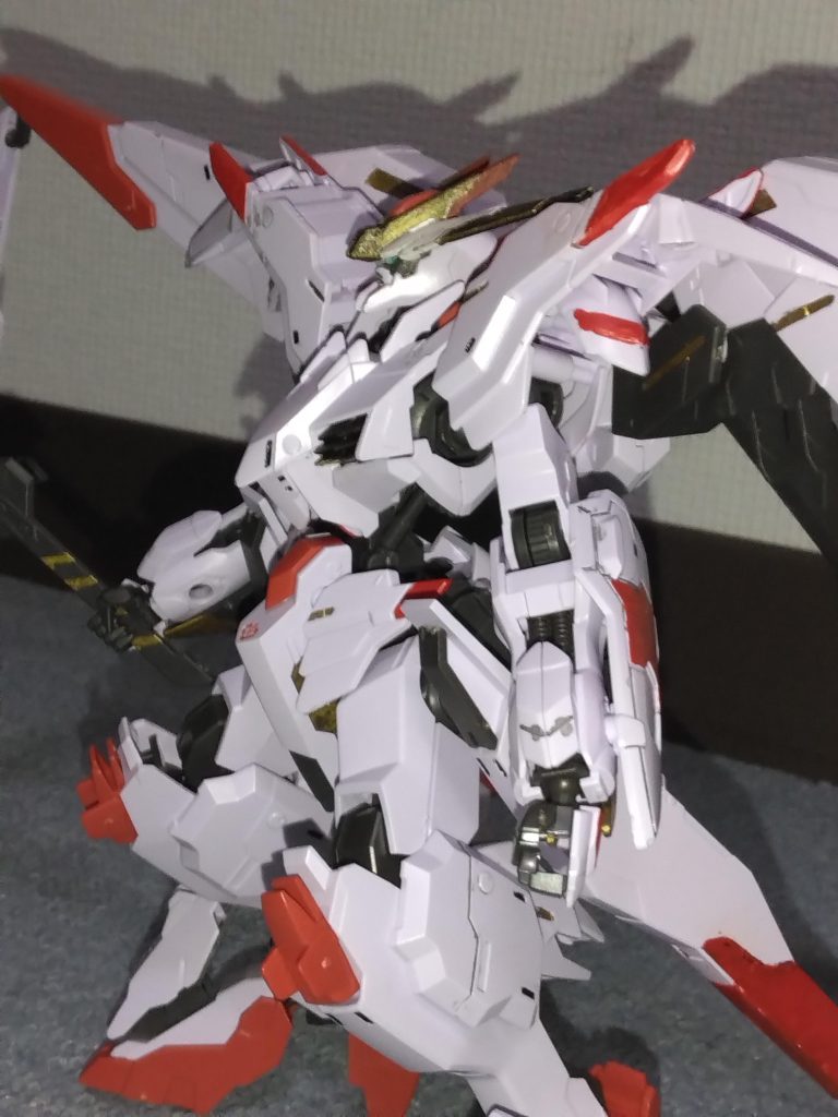 本来シールを貼るところは、カメラアイ以外全部筆塗りで塗装してみました。箱絵、BANDAI公式サイトの写真、ウルズハントでのシーン等々を参考に配色をしております。あ、墨入れのはみ出た部分を取るのを忘れてました。あとで修正しておきます~