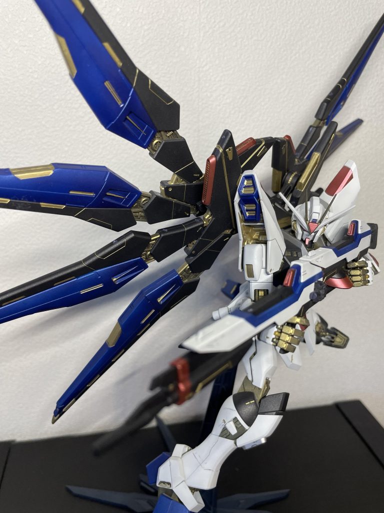 1番上の作品アイコンに使ってるポーズですねPGのパッケージ参考にやりましたこのポーズ、銃を上に向けるのめっちゃ大変でした💦MGEXなら簡単にできるのかな?腕と手の可動の限界と、銃の長さと、胸の分厚さに阻まれて、20分くらいは奮闘したんじゃないかしら……🤔💦