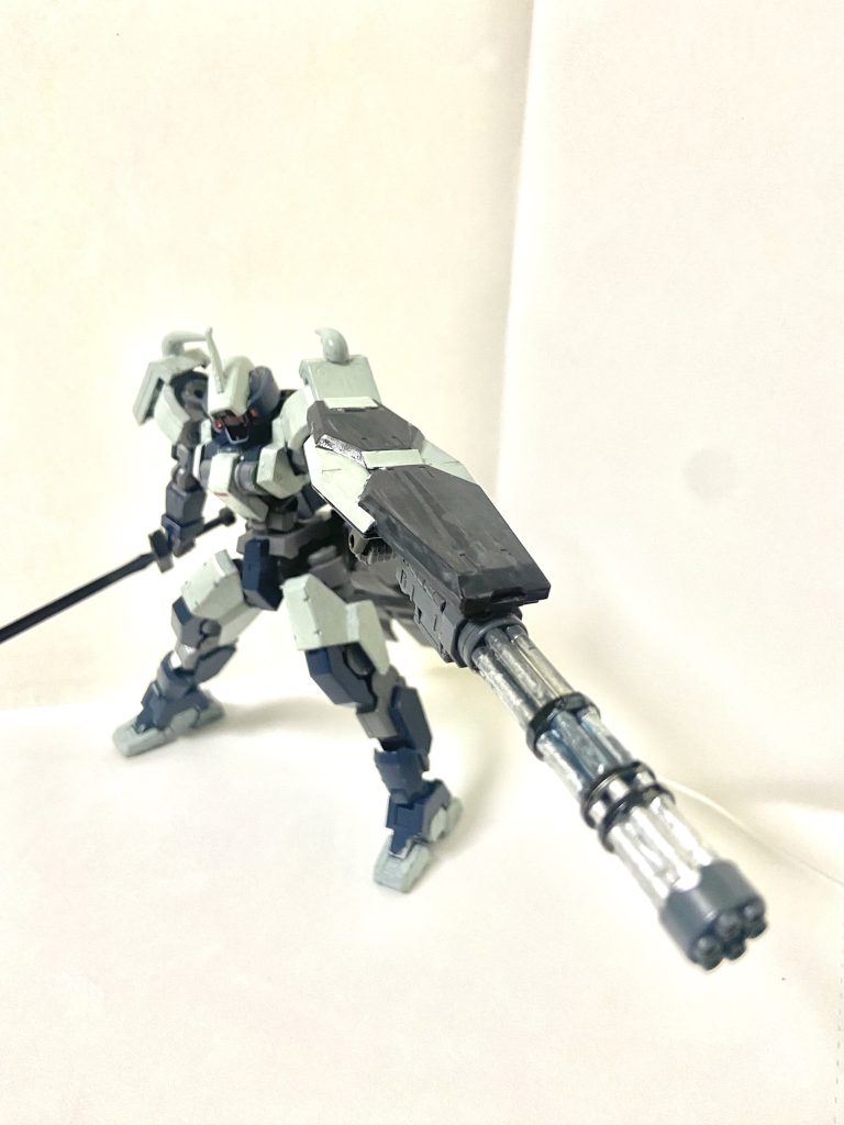 ガトリングシールドグレイズのシールドにガトリングを取り付けたもの主に敵機の牽制とモビルワーカーなどの撃墜に用いられる。