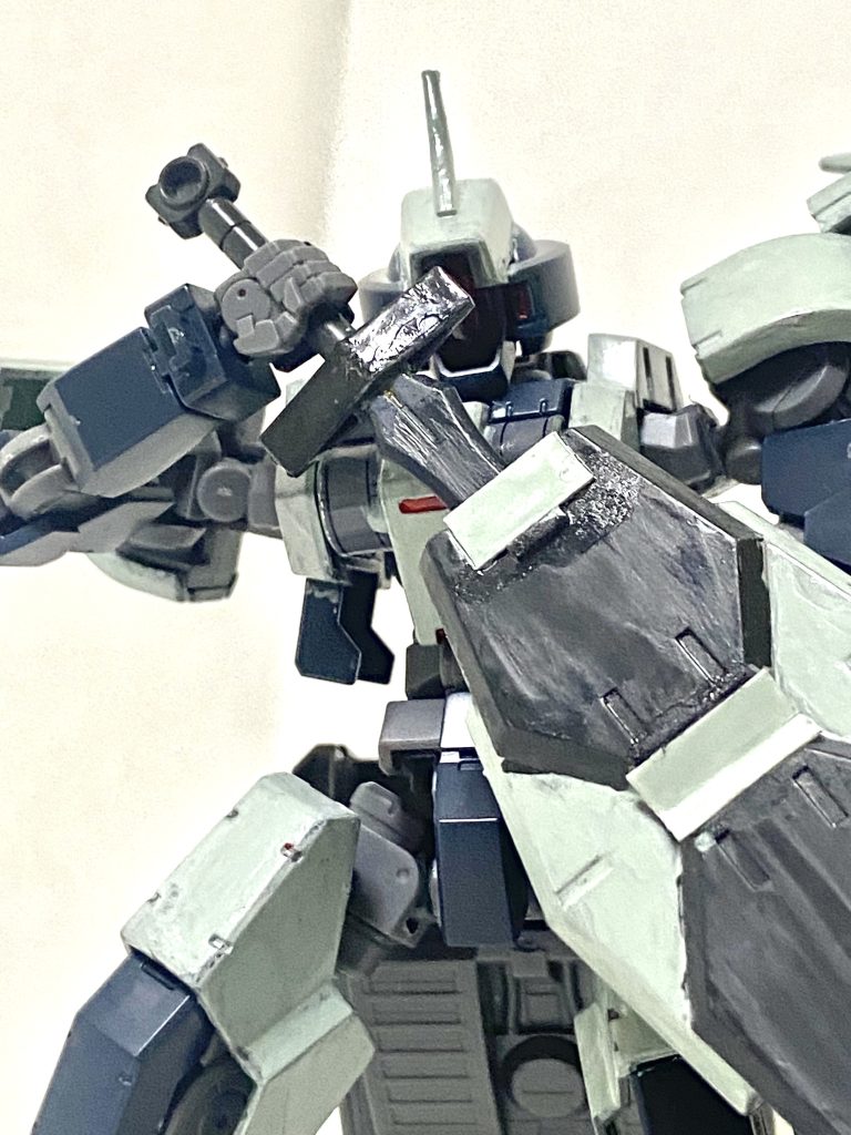 ちなみにブレードはシールド内に格納することも可能、非常時はシールド内に終われている。