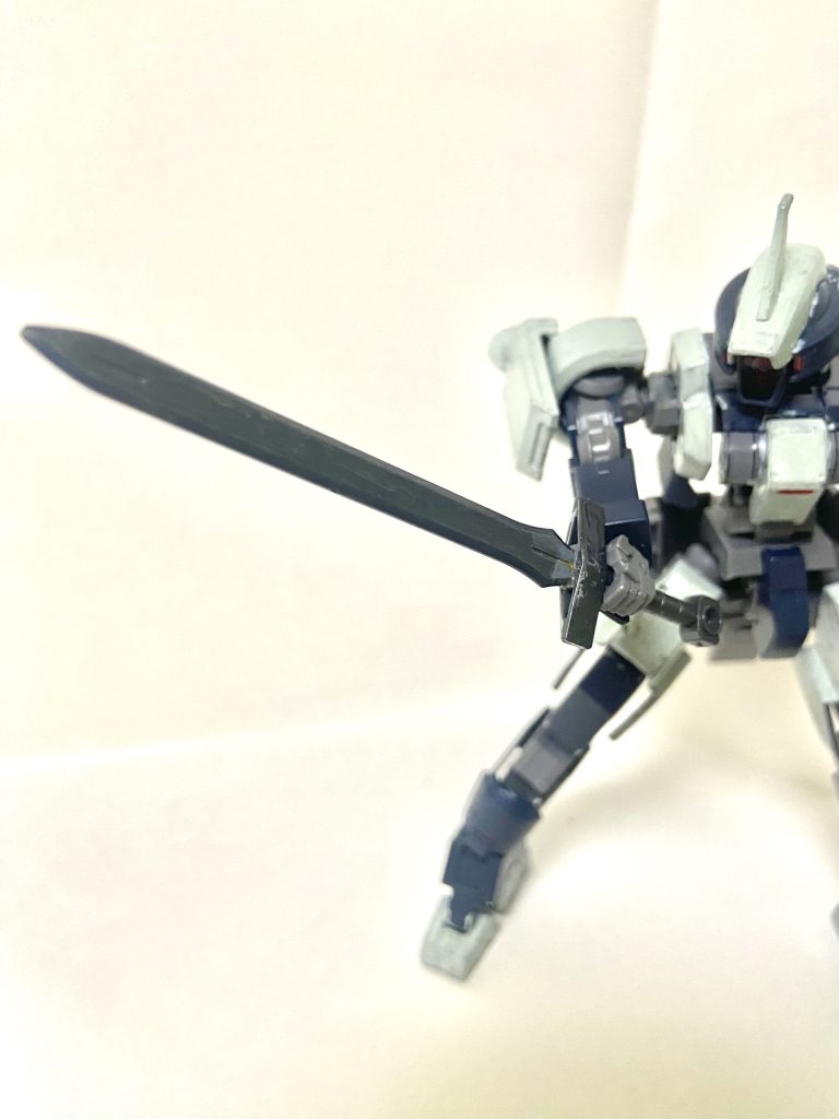 ヒートブレイドゲイレールの主武装モビルスーツのフレームに用いられる希少金属を用いて加工されておりモビルスーツが用いることで敵機のフレームごと切断することも可能、更に刀身を赤熱化させることでナノラミネートにダメージを与えることも可能だが、刀身が摩耗するため滅多に用いられない。 