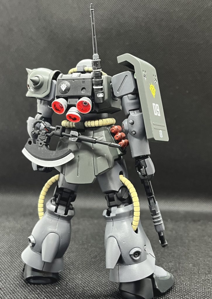 ・元キットより大きいヒートホーク・PCポリキャップを改造して腰の後ろにマウントする留め具を自作