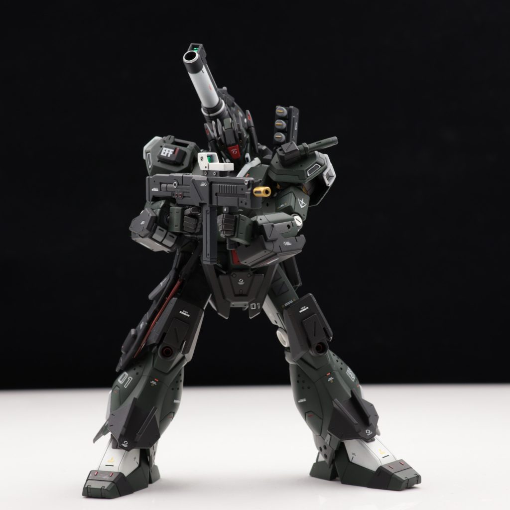 手持ち武器にジェスタのビームライフルを改造したビームマシンガンです。