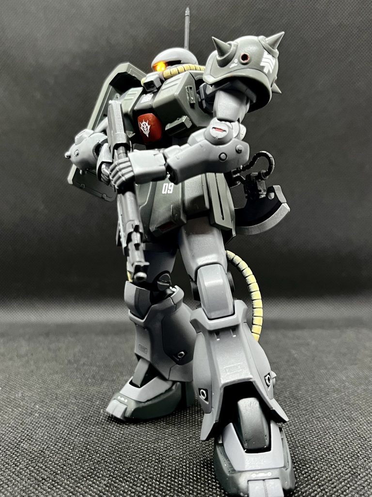 以下が主な改修ポイントです・脚をザクⅡ F2型から拝借してミキシング・足は元のザクⅡ改のものをプラ版で肉付けしてひと回り大きくしました・ふくらはぎのバーニアスラスターは元のザクⅡ改から基部ごと移植手術(大手術でした。。。)