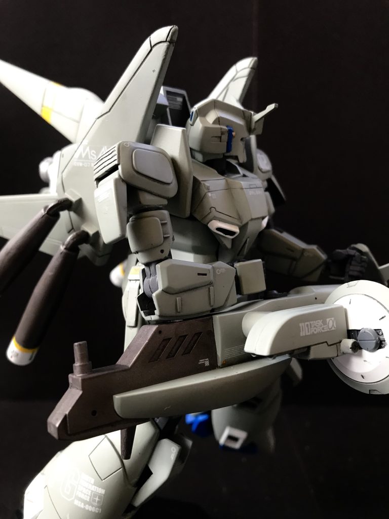 旧キットの腕はひねり可動が無いため、分割して二の腕に回転軸を設けました。