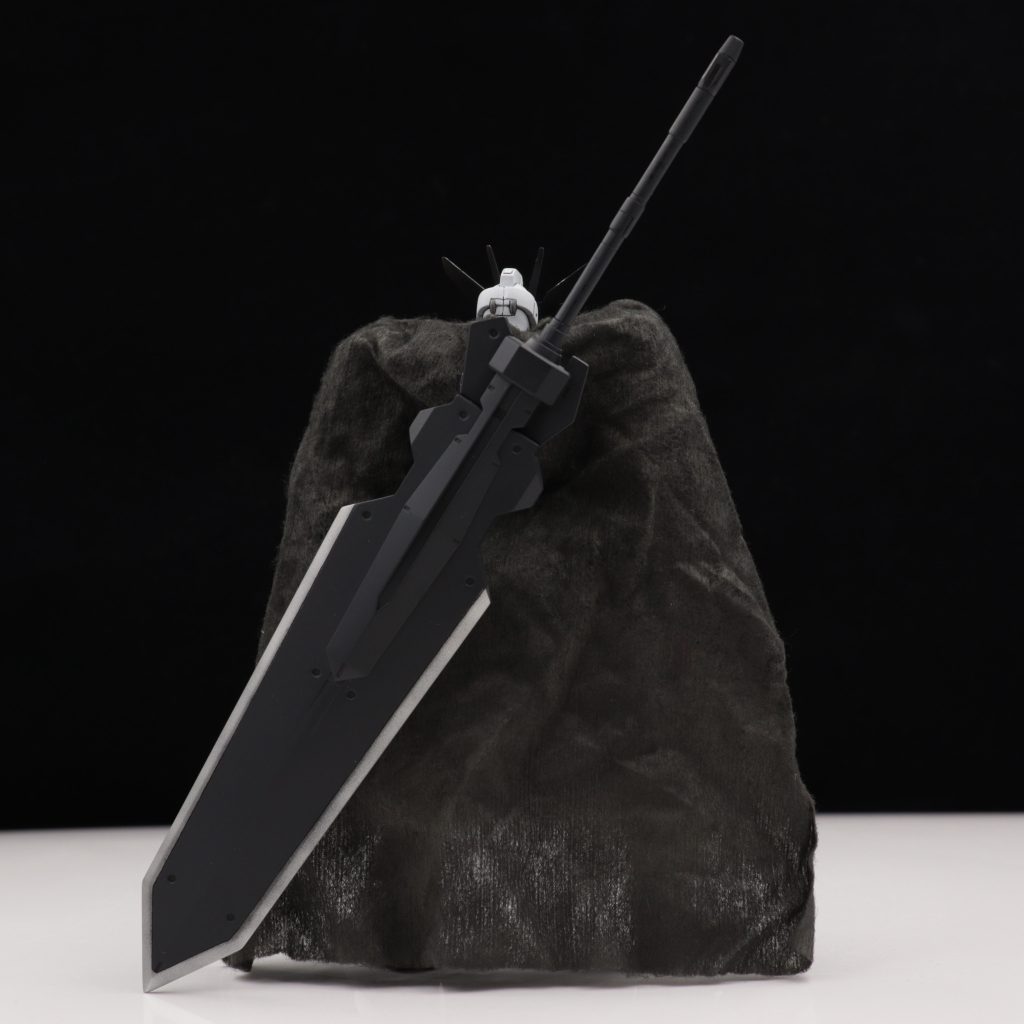 ライドが復讐のために乗るプロトガンダムフレームの1機。名前はソロモン王が使役した72人の悪魔を呼び出す手順を記した「ゴエティア」=G(ガンダム)・エティアから。フレームの耐久テストなど試作機である本機は操作性に難がある。阿頼耶識システムの他にパイロットへの薬物投与も必要があり、確実にパイロットの命を蝕む機体となっている。