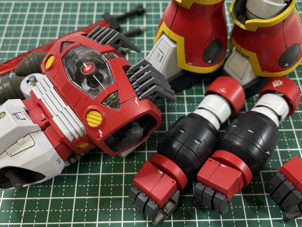 HGUC ゾゴック 制作内容・各所の合わせ目を 接着やモールド加工により処理・適所に スジボリやプラ材等でディテールアップ・一部、市販品やエッチングパーツを使用。・モノアイは市販品に変更し 塗装・干渉する背中のパイプを加工し、ポージングの際 少し前屈できるよう 腰の可動域を改修。・ブーメランカッターの先端をシャープに加工・指の肉抜き穴はパテで埋めました。・膝関節の裏の肉抜きは ディテール加工・バックパックの排気口は 全て開口