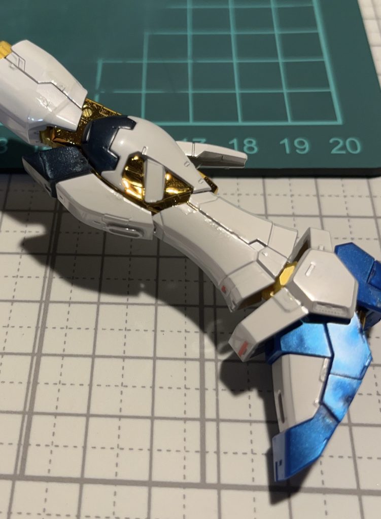 ゲート跡には水性ホビーカラーのグランプリホワイトでリタッチ。まじまじと見ないと分からない程度には誤魔化せてほんとにオススメです。先人の知恵様様です。