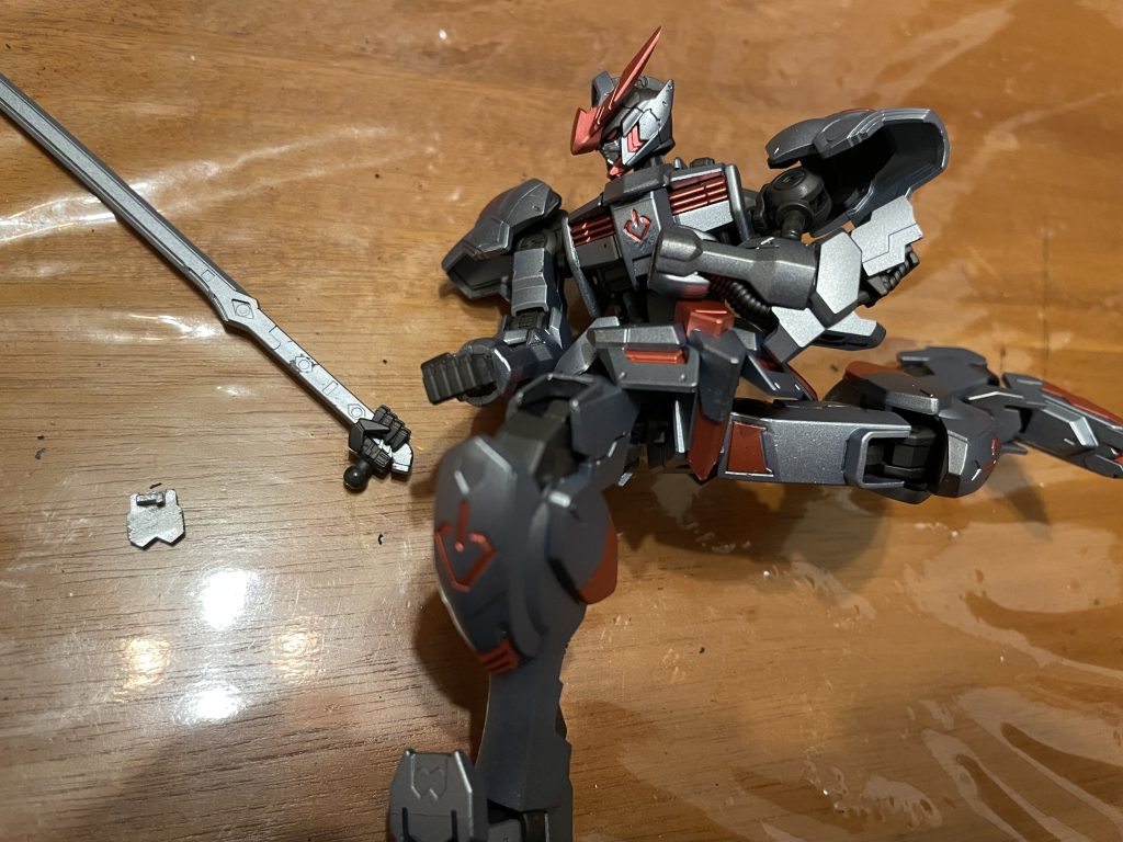 ちなみにソード持たせてポージングしたら確実に各3回はこうなります😭バンダイさんソードポーズ撮らせる気ないな????