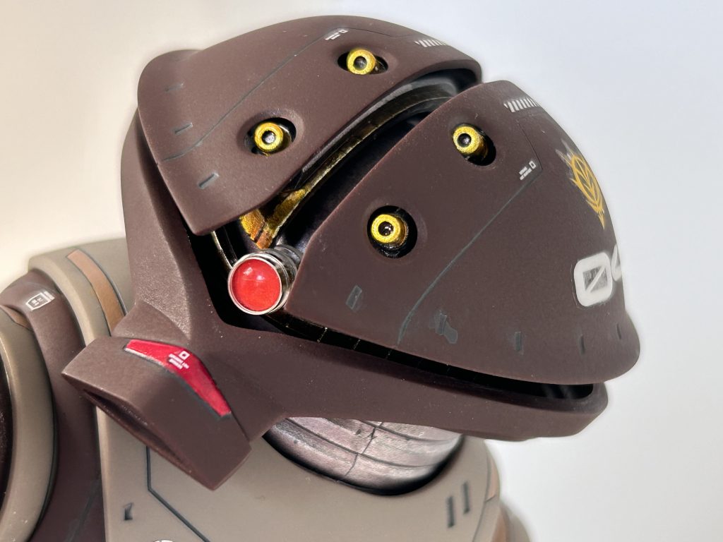 モノアイはハイキューパーツ SP PLATE4.0mm にHアイズ赤にて装着。アカハナにしてみました。