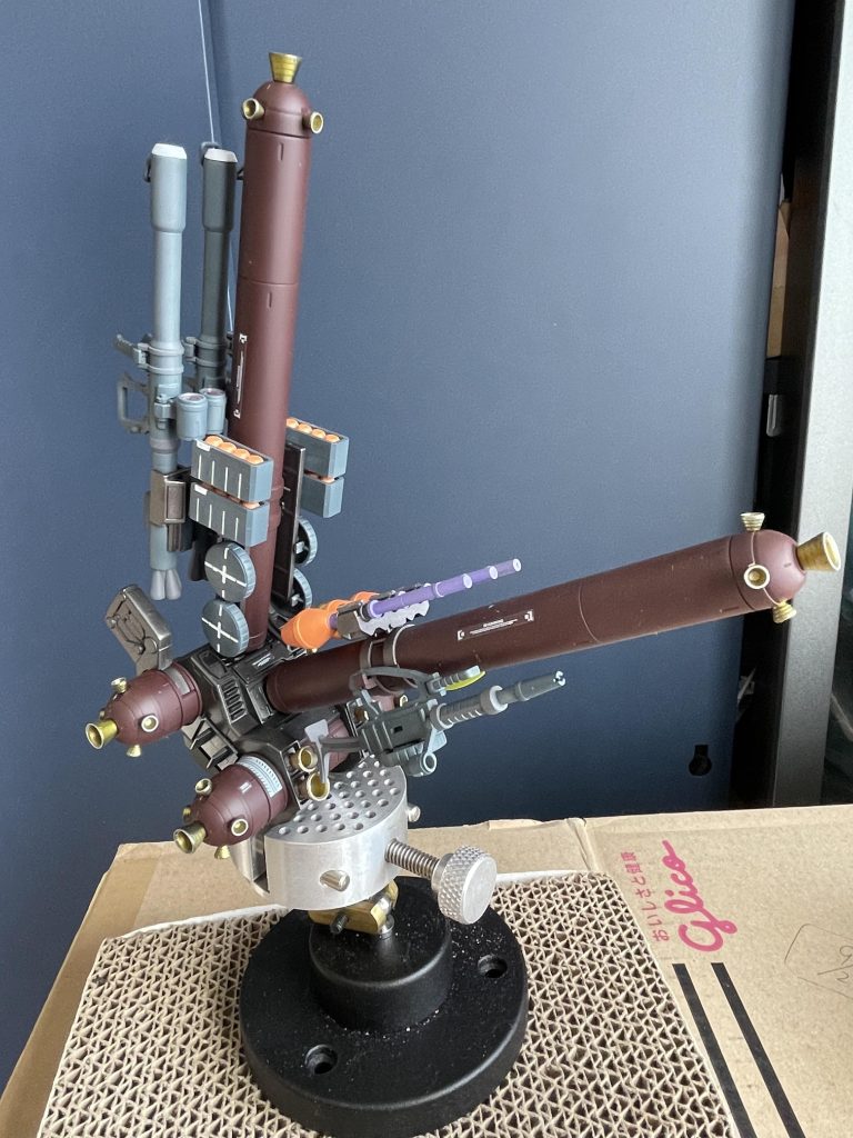 組み上がったバックパック…武装類も含めるとコレだけでHGのキット一体分くらいのボリューム感でした😢プロペラントタンクが、『チョコレートがコーティングされたお菓子』に見えて、自分で塗っときながら面白かったです😛