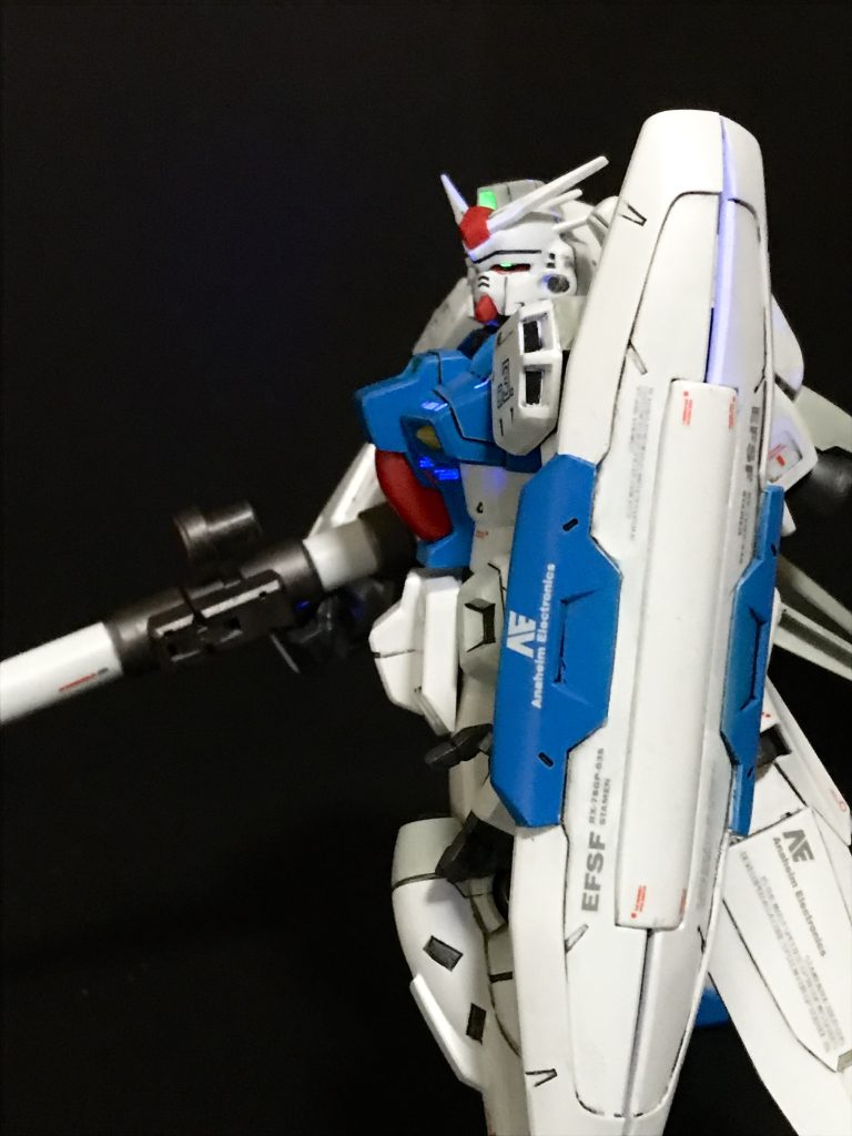 シールドもカッコイイ。シンメトリーにデカールワークしました。