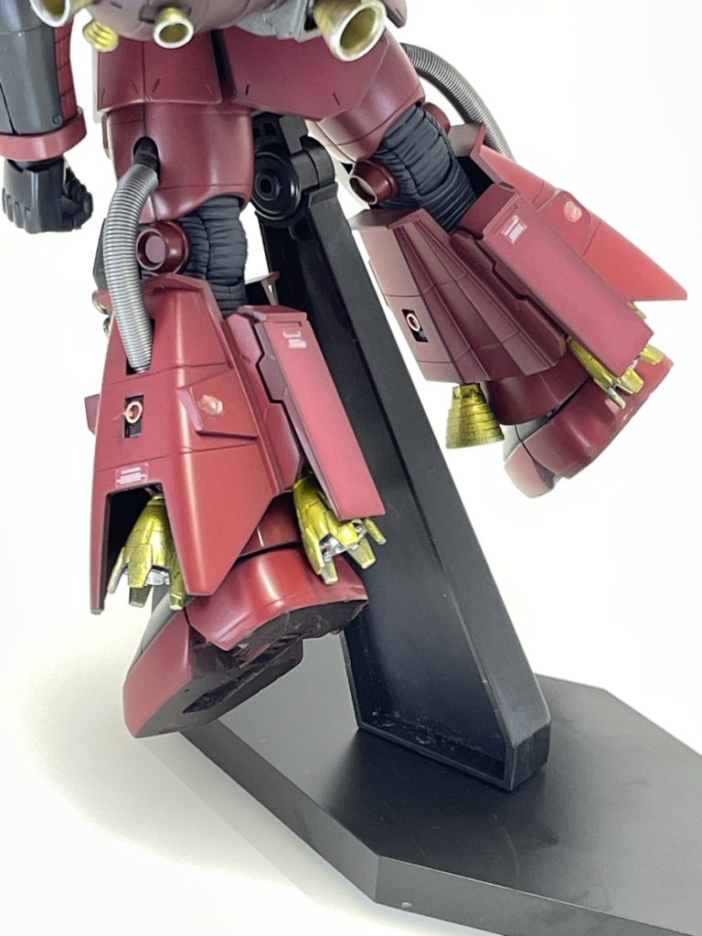 脚部のバーニア3発は(左右合計6発)、『ビルダーズパーツ』の物に交換してみました🔥バーニア類は黒下地からのシルバーからの、クリアイエローにて塗装しています。バーニアの『フチ』部分はシルバーで塗装しています。