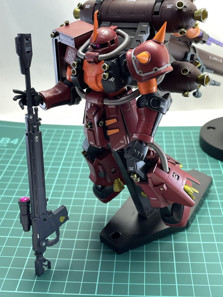 左側対艦ライフルは、完成間際に、『SC30さん』の投稿を拝見して、「そういえば積みの中にオリジンのシャアザクあったな!」という事で、ビームバズーカの代わりに(杖代わりに)持たせています。